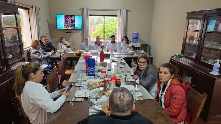 Monseñor Ricardo Valenzuela recibió a representantes del Sindicato de Médicos en el Obispado de Caacupé, donde escuchó sus reclamos y preocupaciones.