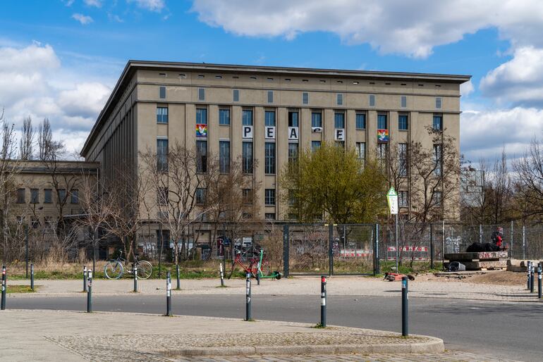 El Berghain es una discoteca cuyo nombre se debe a su ubicación en la frontera entre Kreuzberg y Friedrichshain. Desde su fundación en 2004, se ha convertido en uno de los clubes más famosos del mundo.
