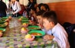 Niños comiendo en la escuela Teniente José María Fariña de Caacupé.