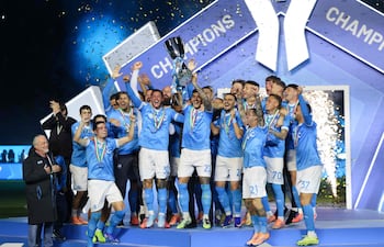Trofeo en mano, los jugadores del Napoli celebran en el podio la obtención de la Supercopa de Italia, luego de vencer en la final por 2-0 a Bolonia.