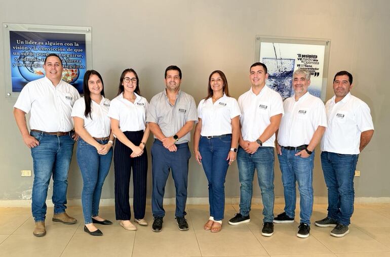 El Lic. Fernando Benítez Villalba (centro) junto a su equipo de FB Despachos.