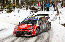 Oliver Solberg y Elliott Edmondson (Toyota GR Yaris Rally1) transitan de esta forma sobre el complicado piso de la etapa de hoy. Las elecciones de los neumáticos y el buen manejo fueron las claves.
