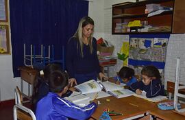 La profesora Patricia Espínola acompaña a un grupo de estudiantes del segundo grado de la escuela básica N° 18 República de Cuba.