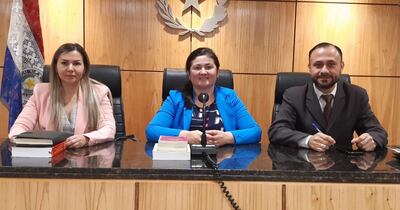 Los miembros del Tribunal: Flavia Recalde, Emilia Santos y Milciades Ovelar.