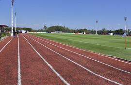 La nueva pista atlética que bordea el campo de entrenamiento con pasto natural, en el Centro de Alto Rendimiento de Ypané. En días más, los futbolistas la pisarán.