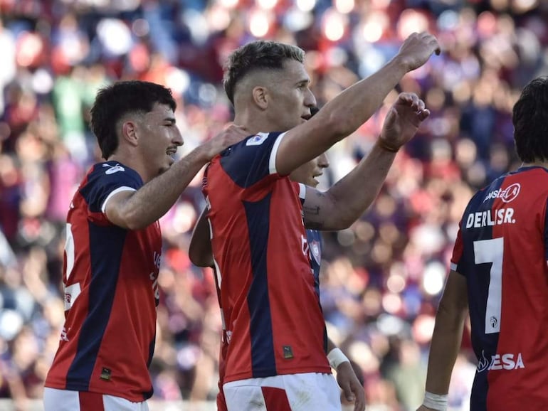 Jorge Morel (5), futbolista de Cerro Porteño, festeja un gol en el partido frente a Sportivo Ameliano por la fecha 15 del torneo Clausura 2026 de la Primera División de Paraguay en el estadio La Nueva Olla, en Asunción, Paraguay.