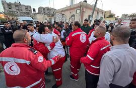 Dolor en el Complejo Médico Nasser de Khan Yunis, sur de Gaza, mientras llegan los cuerpos de los trabajadores humanitarios muertos en el fuego militar israelí contra las ambulancias.