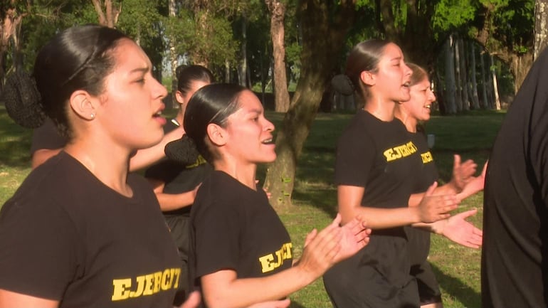 Cimeforistas en pleno entrenamiento en la Primera División de Infantería, en Asunción.