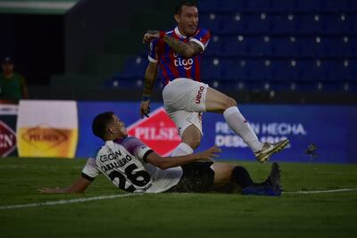 Definición de Fernando Fernández para el gol de Cerro Porteño, ante la barrida de Hernesto Caballero, de Libertad.