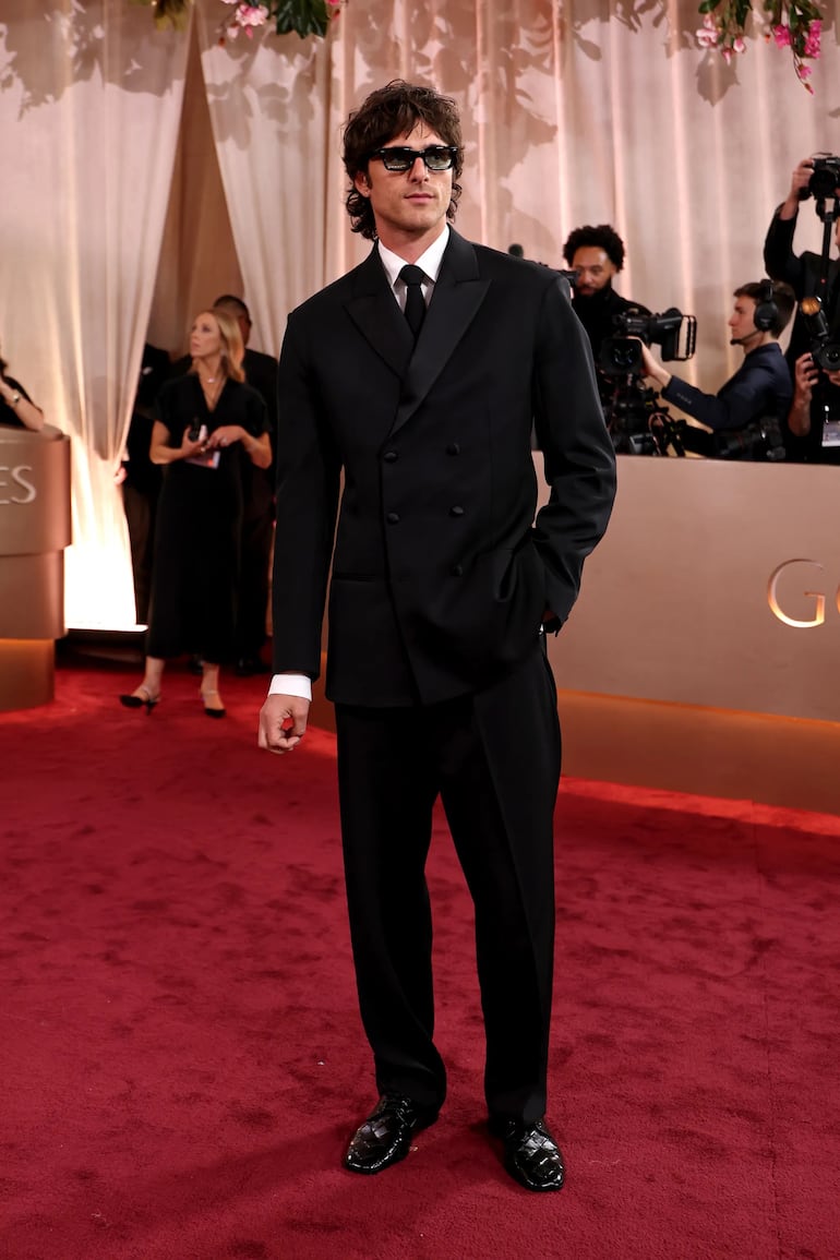 Vestido por Bottega Veneta y con lentes de sol llegó Jacob Elordi a los Globos de Oro, donde estuvo nominado a “Mejor actor de reparto” por el filme Frankenstein. 