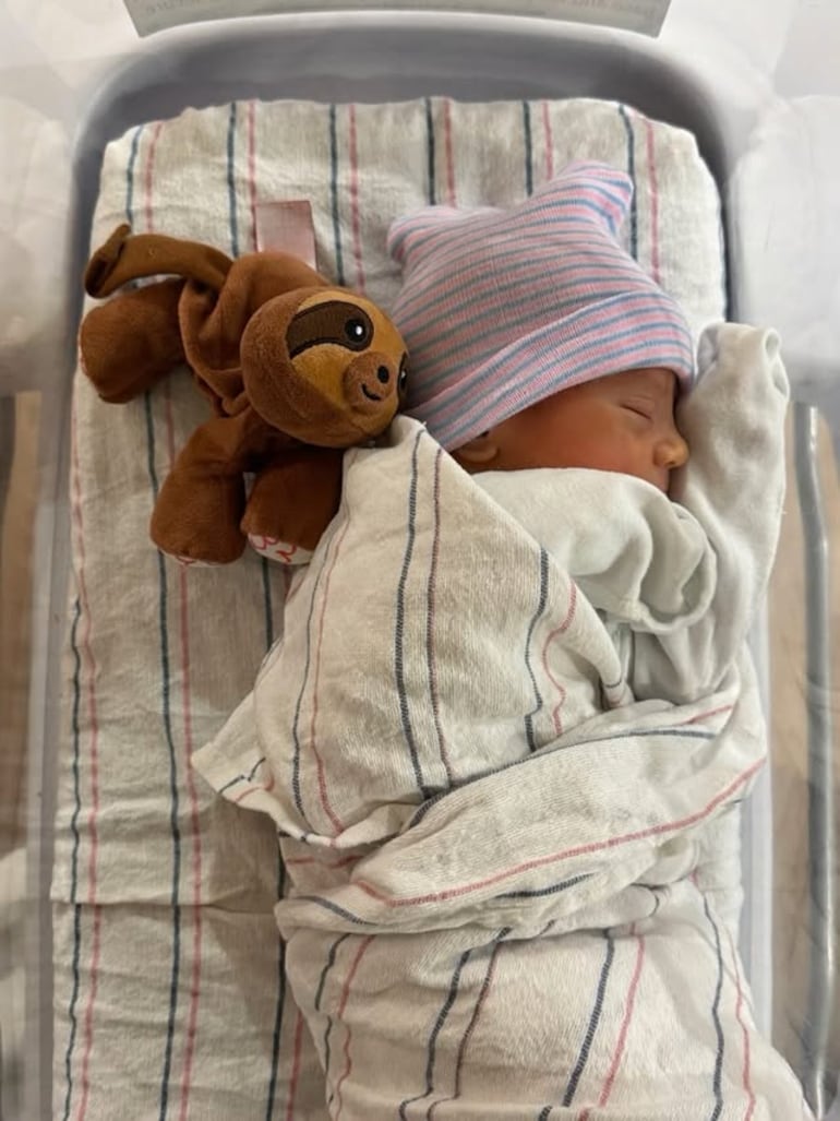 Con esta tierna postal, Anna Kournikova y Enrique Iglesias presentaron a su hijo recién nacido en las redes. (Instagram/Enrique Iglesias)