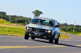 Juan Carlos Uberti y Jorge Nasazzi a bordo del BMW 520. Fotos: JES Audiovisual.