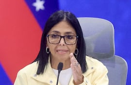 La presidenta encargada de Venezuela, Delcy Rodríguez, habla durante una rueda de prensa.