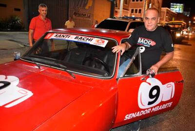 Félix Hernán Jiménez (izq.)  con el “Bachi móvil” y el  presidente del Congreso Nacional en plena campaña.