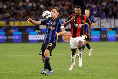Nicolo Barella, del Inter de Milán, se dispone a controlar el esférico durante el amistoso de este miércoles en la ciudad australiana de Perth.