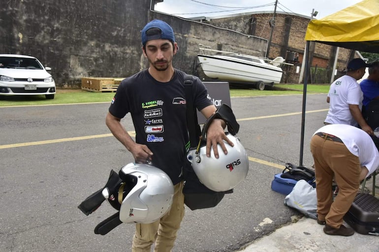 Los autos y las tripulaciones realizan las verificaciones técnica, administrativa y seguridad del Rally del Chaco 2026 en Hangares P.A.S., en Luque, Paraguay.