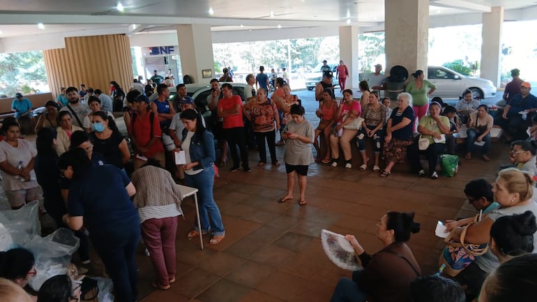 La mayor parte de los familiares vienen del interior del país, y estos son los que más recienten la falta de médicos.