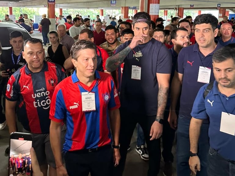 Carlos Rejala, candidato a presidente de Cerro Porteño, llega a La Nueva Olla para votar.