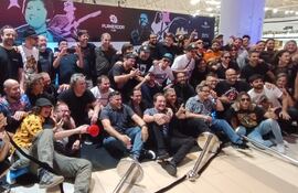 Artistas que forman parte del documental "Sobrevive la música", junto al director y el equipo de producción antes de la función de estreno.