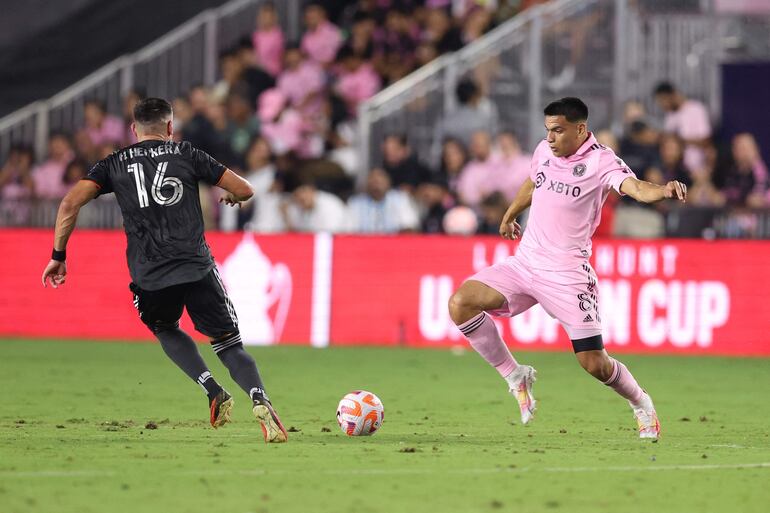 Diego Alexander Gómez (20), en acción contra Herrera.