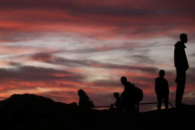 Desplazados palestinos caminan hacia el sur de la Franja de Gaza, el jueves.