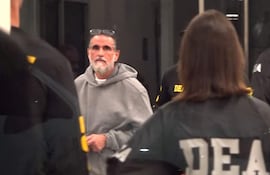 Captura de video del empresario colombiano Alex Saab escoltado por agentes de la DEA a su llegada al aeropuerto de Opa-locka, en el condado de Miami-Dade (EE.UU.)