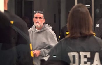 Captura de video del empresario colombiano Alex Saab escoltado por agentes de la DEA a su llegada al aeropuerto de Opa-locka, en el condado de Miami-Dade (EE.UU.)