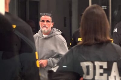 Captura de video del empresario colombiano Alex Saab escoltado por agentes de la DEA a su llegada al aeropuerto de Opa-locka, en el condado de Miami-Dade (EE.UU.)