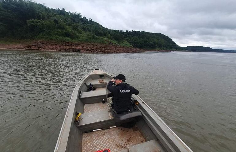 El personal del Área Naval del Este intensifica búsqueda de niña en el río Paraná.