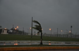 fuerte-lluvia-y-viento-en-encarnacion-211842000000-1515752.jpg