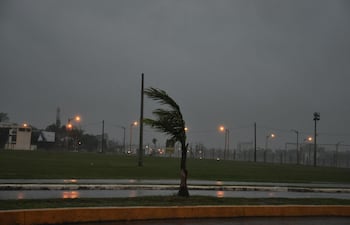 fuerte-lluvia-y-viento-en-encarnacion-211842000000-1515752.jpg