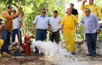 Técnicos de la ESSAP y bomberos verificaron hidrantes en San Bernardino.