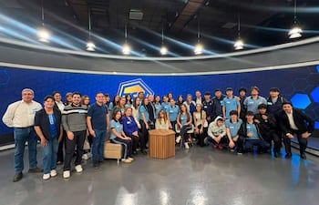 Estudiantes visitaron set de Tigo Sports.