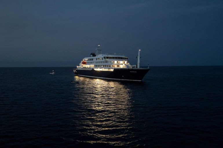 El crucero MV Hondius cerca de la costa de Praia, Cabo Verde, ayer miércoles.