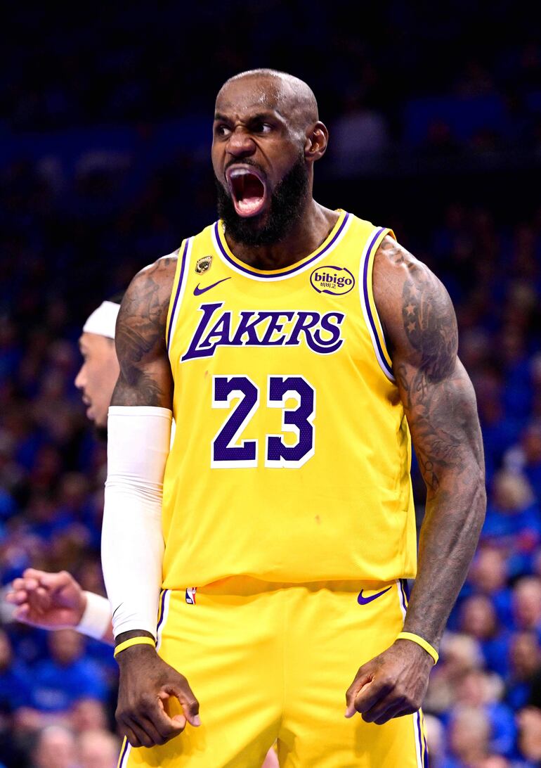 LeBron James (41 años), primer jugador en llegar a 300 partidos en playoffs, logró 23 puntos y 6 asistencias