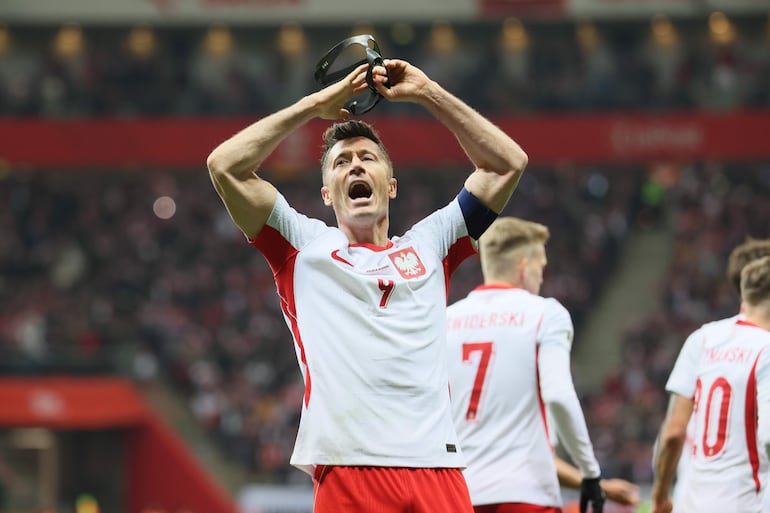 Lewandowski y Zielinski rescatan a Polonia, que se cita con Suecia