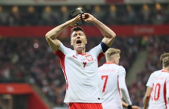 Robert Lewandowski de Polonia celebra tras anotar un gol durante el partido de fútbol de los play-offs europeos para la Copa Mundial de la FIFA 2026 entre Polonia y Albania en el Estadio Nacional PGE de Varsovia, Polonia.