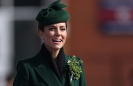 La princesa de Gales sonríe durante su visita al cuartel de Mons, en Aldershot para conmemorar el Día de San Patricio.
(Adrian DENNIS / AFP)