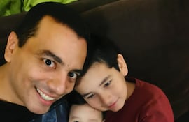 Rubén Darío Orué con sus hijos más pequeños, Matías y Santiago.