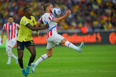 Isidro Pitta (d), jugador de la selección de Paraguay, pelea por el balón en un partido frente a Ecuador por la novena fecha de las Eliminatorias Sudamericanas 2026 en el estadio Rodrigo Paz Delgado, en Quito, Ecuador.