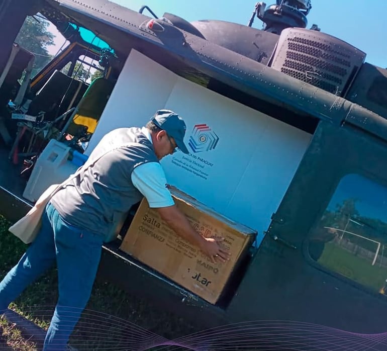 Helicóptero de la FFAA usados en las elecciones generales de abril de 2023 para llevar materiales electorales al localidades del Chaco.