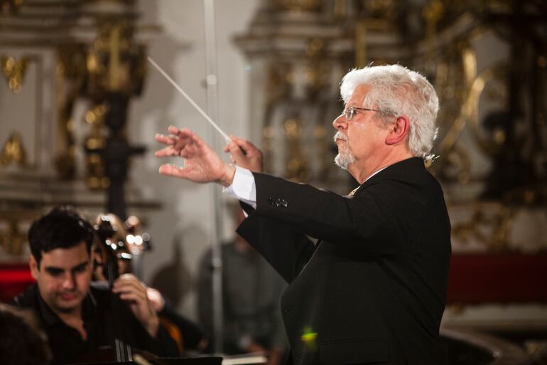 El maestro Ernani Aguiar cuenta con una destacada trayectoria como director de orquesta, docente y compositor.