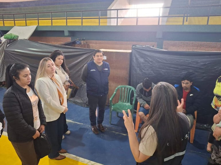 El director de la Octava Región Sanitaria de Misiones, José Méreles, visitó Ayolas para conocer de cerca la situación generada por las inundaciones.