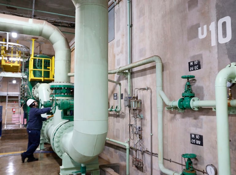 El interior de Itaipú. Trabajos de mantenimiento del grupo productor N° 10.