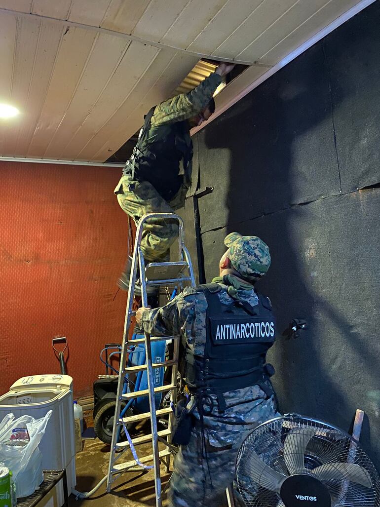 Los agentes encontraron droga escondida hasta en el techo.