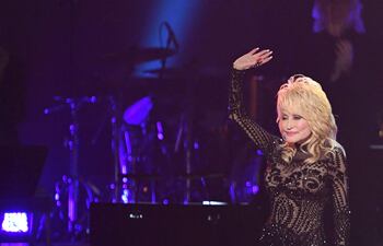 La cantante y actriz Dolly Parton en 2019, durante el homenaje a la Persona del Año en Los Angeles, Estados Unidos.(Photo by Valerie MACON / AFP)