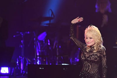 La cantante y actriz Dolly Parton en 2019, durante el homenaje a la Persona del Año en Los Angeles, Estados Unidos.(Photo by Valerie MACON / AFP)