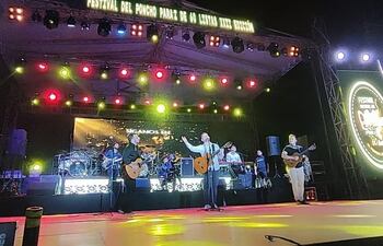 El tradicional Festival del Poncho Para'i de 60 listas cada año congrega a talentosos artistas en Piribebuy.