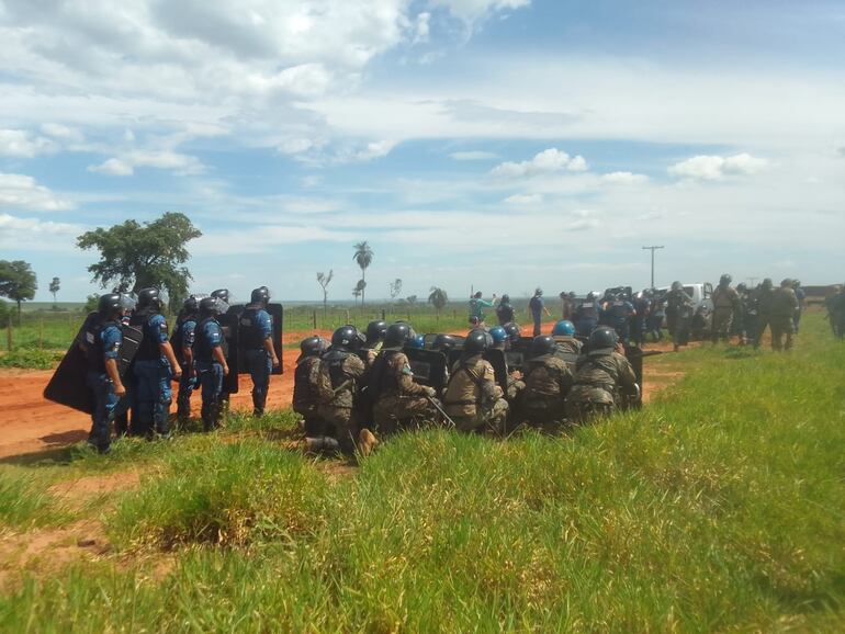 Fuerzas policiales en cercanías de la estancia Lusipar.