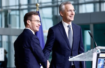 El secretario general de la OTAN, Jens Stoltenberg (a la derecha) y el primer ministro sueco Ulf Kristersson durante una conferencia de prensa este lunes en la sede central del Alianza en Bruselas, Bélgica.
